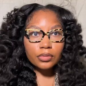 Meet your Posher, Takeia